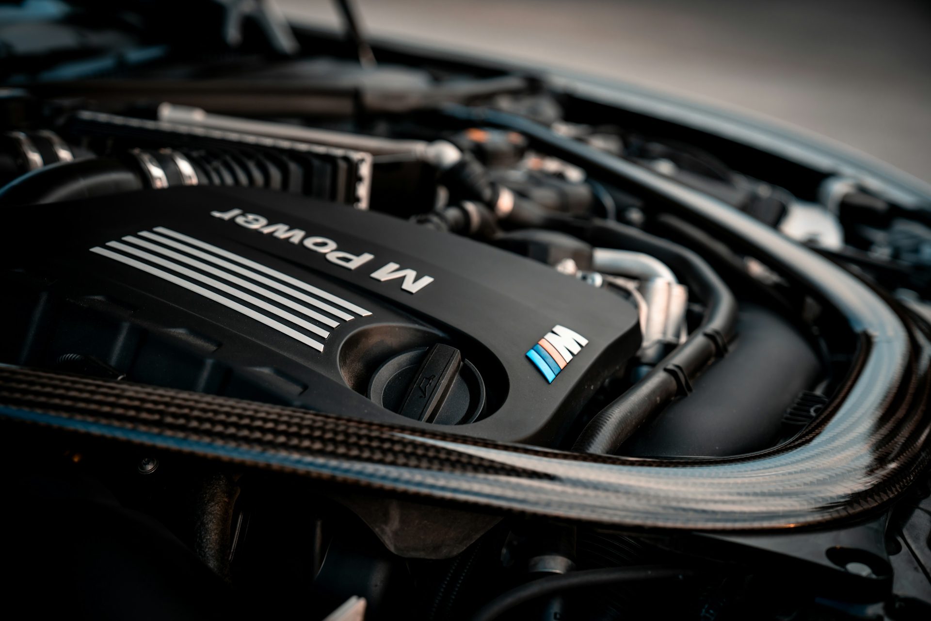 Motorraum mit einem leistungsstarken V8-Motor und Carbon-Verkleidung.